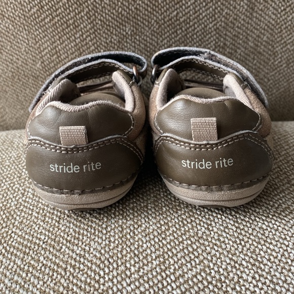 Stride Rite Boys Kylin Soft Sole Sneaker W/Memory Foam Insoles. Brown/Tan. SZ 4W - Picture 5 of 16